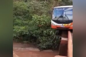 Ônibus fica com a frente pendurada em ponte e quase cai em rio em Quirinópolis