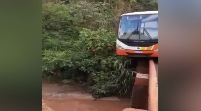 Ônibus fica com a frente pendurada em ponte e quase cai em rio em Quirinópolis