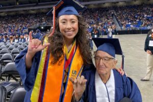 Neta e avô de 88 anos se formam juntos em faculdade nos Estados Unidos - (Foto: Acervo pessoal)