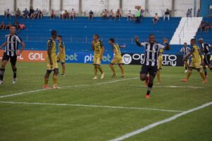 Tigrão comemora gol do Botafogo na Aparecidense