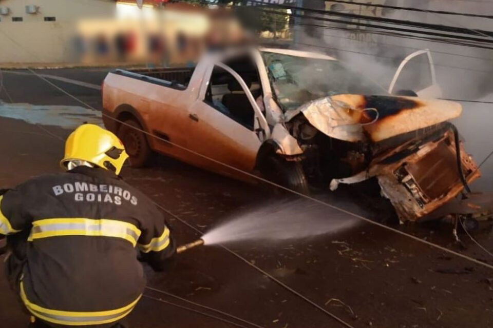 Carro pega fogo após colidir contra poste, em Rio Verde