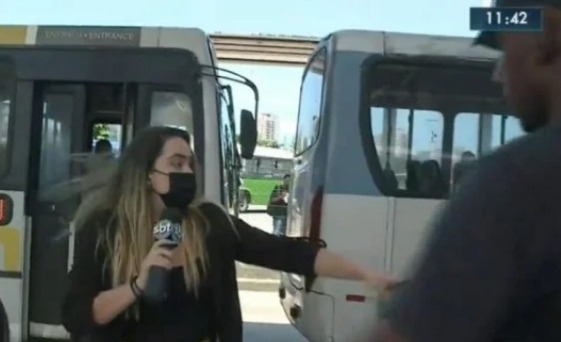 Repórter do SBT é intimidada no terminal do BRT no Rio de Janeiro; Vídeo