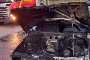 Veículo modelo Elba pega fogo na tarde de domingo (06), em Anápolis. (Foto: Corpo de Bombeiros)