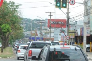 Justiça suspende lei que altera nome da avenida Castelo Branco para Agrovia Iris Rezende, em Goiânia