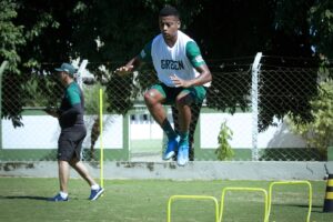 Maguinho realiza treino físico no Goiás