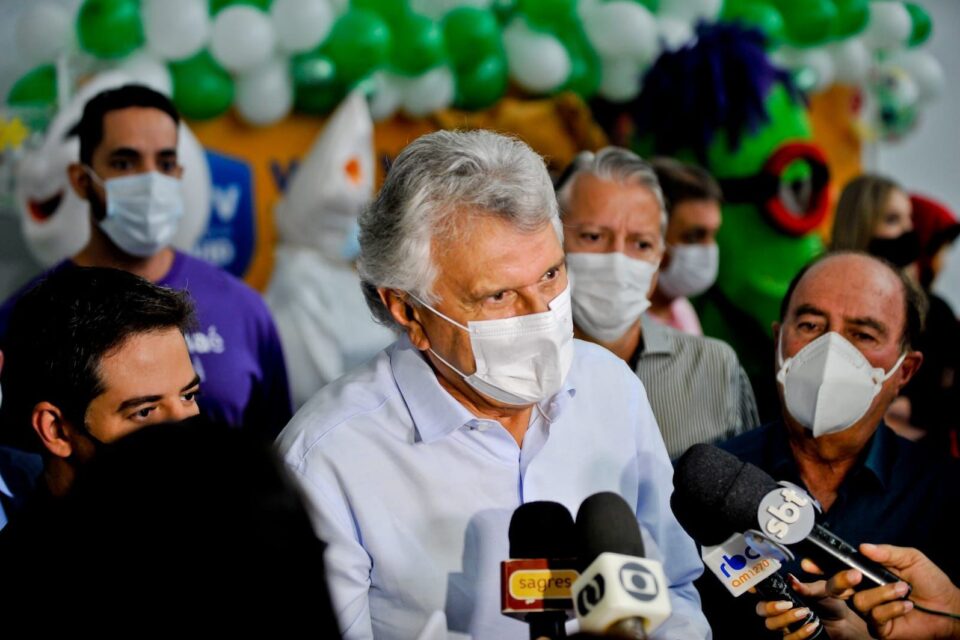 Caiado abre o Dia “V” de Vacinação contra Covid-19 em Goiás (Foto: Governo do Estado)