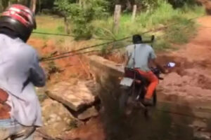 Moradores do município de Diorama, no Oeste de Goiás, improvisaram uma 'tirolesa' para conseguirem atravessar o Córrego das Vacas. A ponte que possibilitava a travessia cedeu após uma forte chuva que atingiu a região no dia 8 de janeiro.