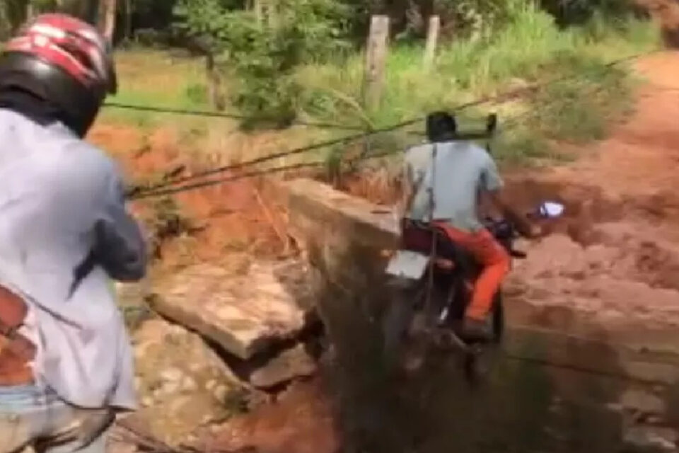 Moradores do município de Diorama, no Oeste de Goiás, improvisaram uma 'tirolesa' para conseguirem atravessar o Córrego das Vacas. A ponte que possibilitava a travessia cedeu após uma forte chuva que atingiu a região no dia 8 de janeiro.