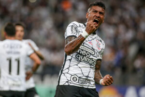 Paulinho comemorando gol pelo Corinthians