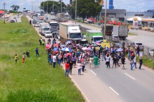 Servidores da Educação acabam de fechar pista da BR-153, em Goiânia, durante protesto contra a Prefeitura. (Foto: reprodução)