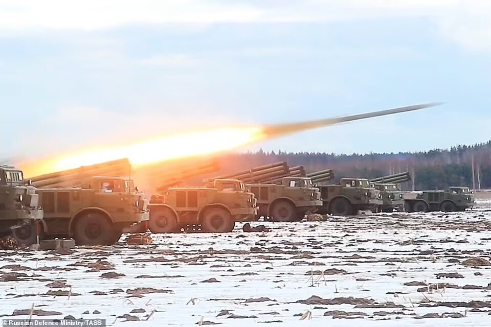 Disparo de mísseis em exercício militar anterior à campanha russa contra Kiev