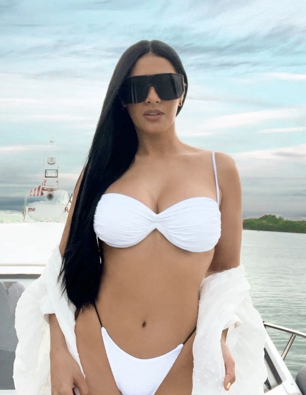 Sertaneja escolheu um modelo na cor branca durante passeio de barco. Simaria pose de biquíni em Miami e ganha elogios na web; veja fotos