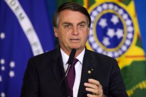 Ataques ao sistema eleitoral foi repetido pelo presidente em encontro com embaixadores. YouTube remove live de Bolsonaro urnas