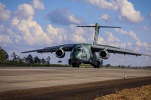 Dois aviões multimissão KC-390 Millenium foram colocados de prontidão para um possível transporte de brasileiros evacuados da Ucrânia. (Foto: divulgação/FAB)