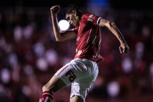 Rubens comemora gol pelo Vila Nova