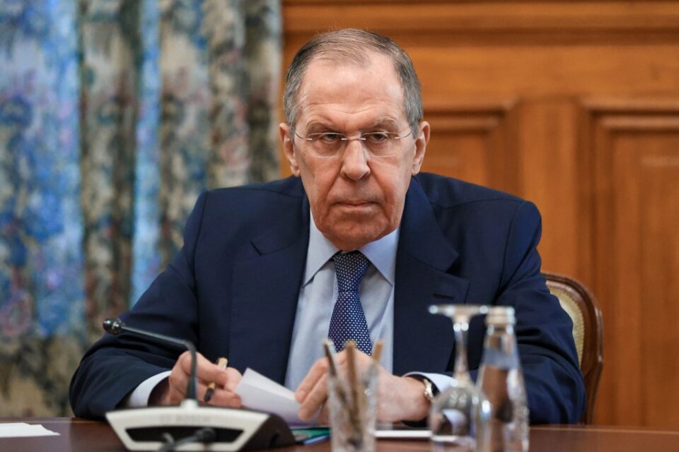 Serguei Lavrov deu entrevista no segundo dia da invasão russa. Rússia está disposta a negociar se Ucrânia depuser as armas, afirma ministro