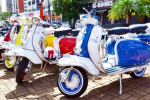 exposição de carros e motos antigos na Feira de Antiguidades