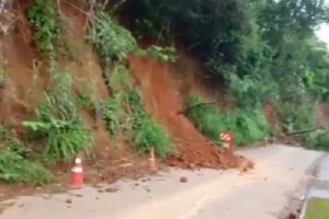 Chuva causa desabamento de terra em Goiânia e rua Mantiqueira é interditada