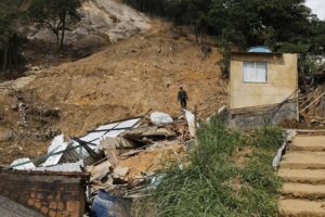 Abrigos de Petrópolis têm 875 pessoas, 12 dias após tragédia
