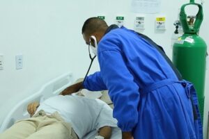 Levantamento aponta que 71% dos pacientes diagnosticados com Covid que estão em UTIs não receberam nenhum imunizante (Foto: SecomAparecida)