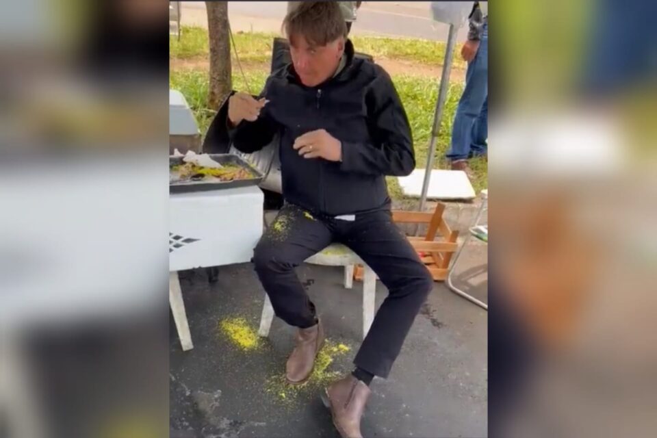 Fábio Faria apaga vídeo de Bolsonaro comendo frango com farofa após má repercussão nas redes