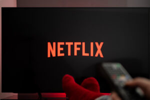 Netflix vai cobrar quem compartilha conta Experiência será feita com os planos padrão e premium. Netflix vai testar cobrança para quem compartilha conta como outros usuários
