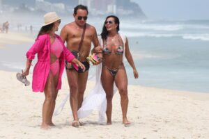 Com biquíni de coqueiros, Gretchen curte praia com marido e Sula Miranda - veja fotos