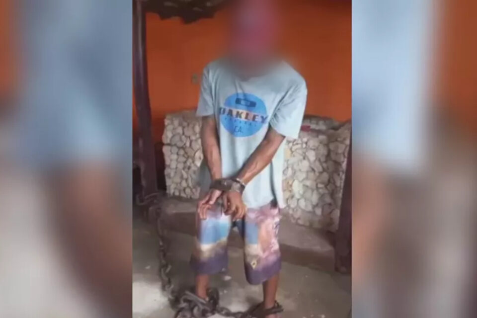 A ativista Janira Sodré classifica como “barbárie e reencenação escravista” um vídeo em que mostra um homem acorrentado em Goiás. (Foto: Reprodução - Redes Sociais)