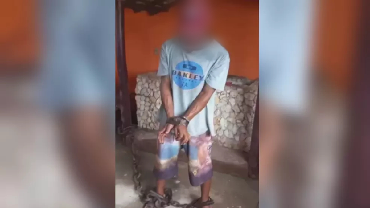 A ativista Janira Sodré classifica como “barbárie e reencenação escravista” um vídeo em que mostra um homem acorrentado em Goiás. (Foto: Reprodução - Redes Sociais)