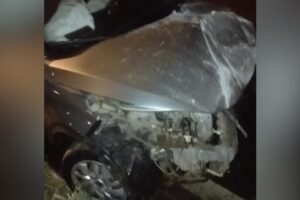 O motorista de um carro causou um acidente de trânsito após discutir com a companheira enquanto dirigia, na GO-020. O caso aconteceu por volta das 3 horas deste sábado (18), próximo ao autódromo de Goiânia.