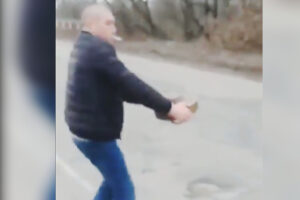 Chamou atenção o fato do homem estar fumando durante a ação. Ucraniano é filmado removendo bomba de estrada; assista ao vídeo