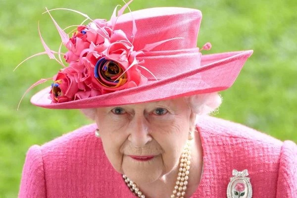 A rainha Elizabeth 2ª recebeu o diagnóstico de Covid-19, informou neste domingo (20) o Palácio de Buckingham. (Foto: Getty Images)