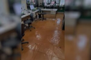 As aulas do Colégio Estadual Francisco Modesto foram parcialmente suspensas após chuvas que causaram alagamento em Montes Claros de Goiás. (Foto: reprodução/TV Anhanguera)