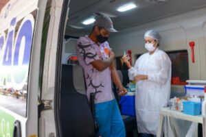 Vans itinerantes e três postos aplicam doses da vacina da covid-19 neste sábado (26) em Goiânia