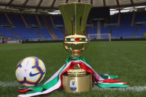 Bola e trofeu da Copa da Itália