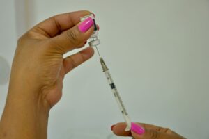 Freezer de regional de saúde de Goiás falha e põe em risco 3.960 vacinas contra Covid