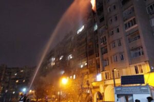 Bombeiros de Kiev apagam fogo em edifício atingido durante os ataques russos à capital ucraniana - Ministério da Emergência da Ucrânia