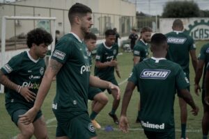 Jogadores do Goiás treinando no CT do Icasa