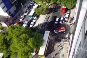 Dois carros caem de edifício garagem e uma pessoa fica ferida em Salvador