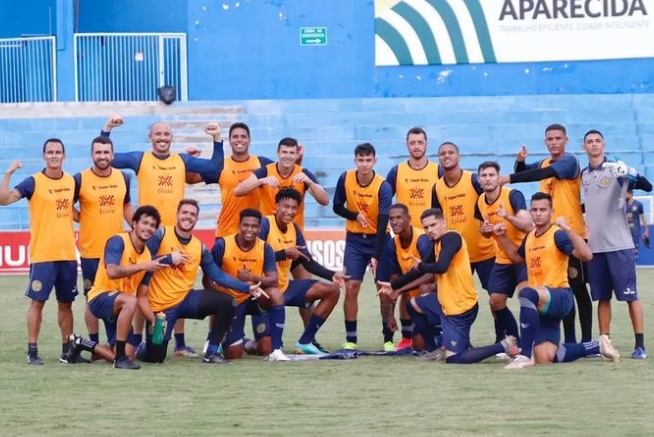 Jogadores da Aparecidense em treino no estádio Aníbal Batista de Toledo