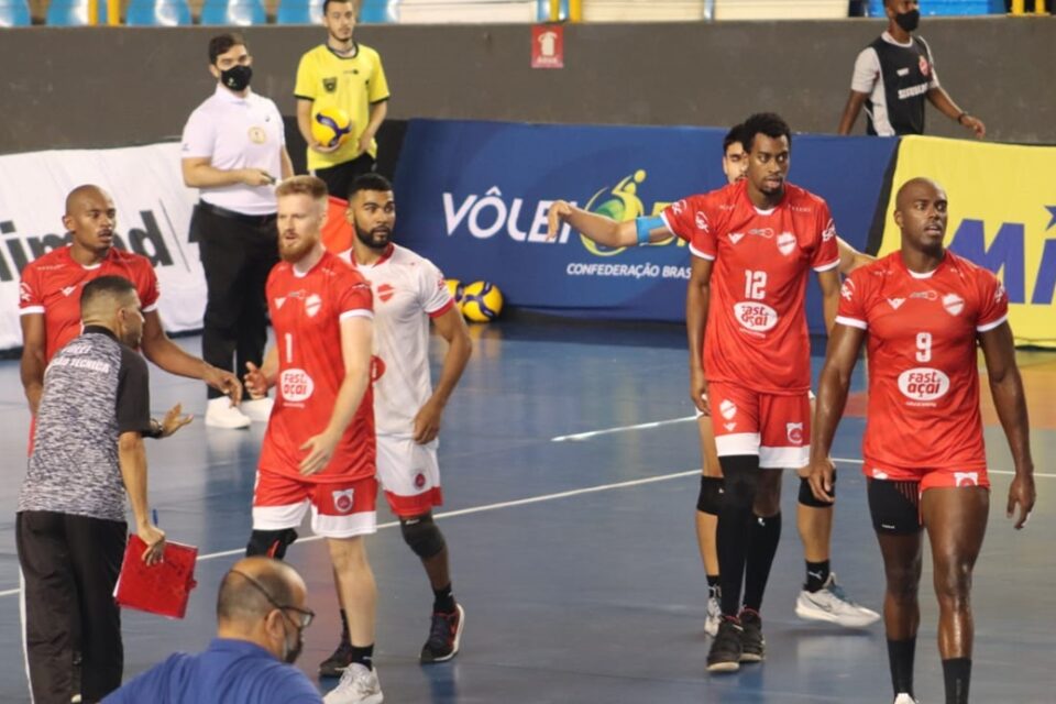 Jogadores do Vila Nova na disputa da Superliga B