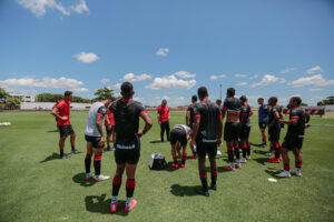 Umberto Louzer treinando o elenco no CT do Dragão