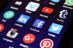 Câmara aprova PL que pune golpes cometidos por meio de redes sociaisusk e Twitter começará em outubro