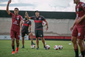 Eduardo Souza comandando treino no Atlético-GO
