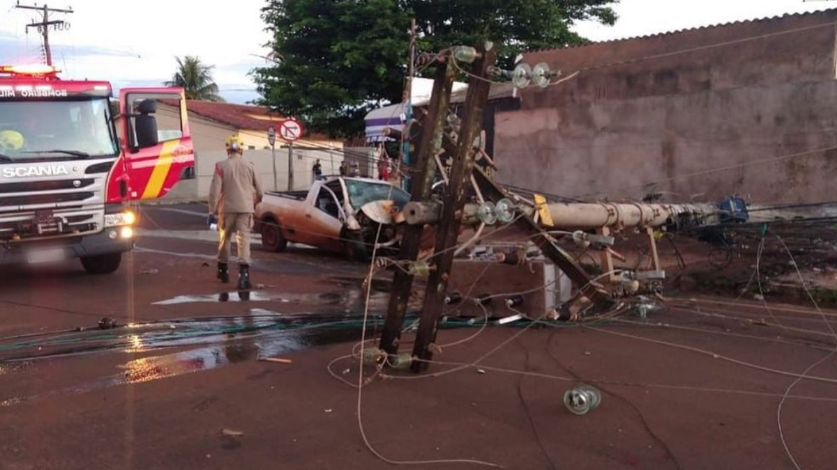 Carro pega fogo após colidir contra poste, em Rio Verde