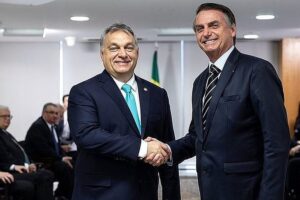 Em viagem improvisada à Hungria, presidente visita ícone da extrema direita europeia Jair Bolsonaro chama Orbán de irmão Putin