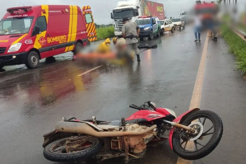 Um motociclista morreu depois que caiu da motocicleta que dirigia e foi atropelado por um caminhão, na GO-070. A fatalidade aconteceu por volta das 14h quinta-feira (10), próximo à linha férrea do município de Goianira. Um outro homem, que era passageiro da moto, ficou ferido mas sobreviveu ao acidente.
