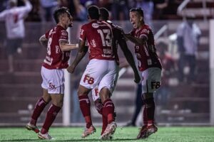 Jogadores do Vila Nova comemoram gol contra a Aparecidense