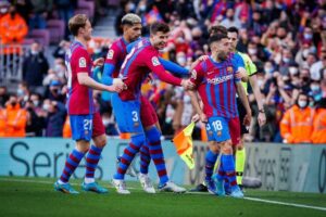 Jogadores do Barcelona comemoram gol de Alba