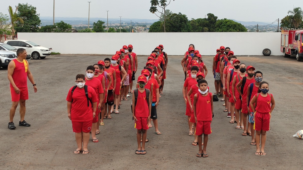 O projeto tem como objetivo ensinar as crianças noções de civismo, cidadania e disciplina.